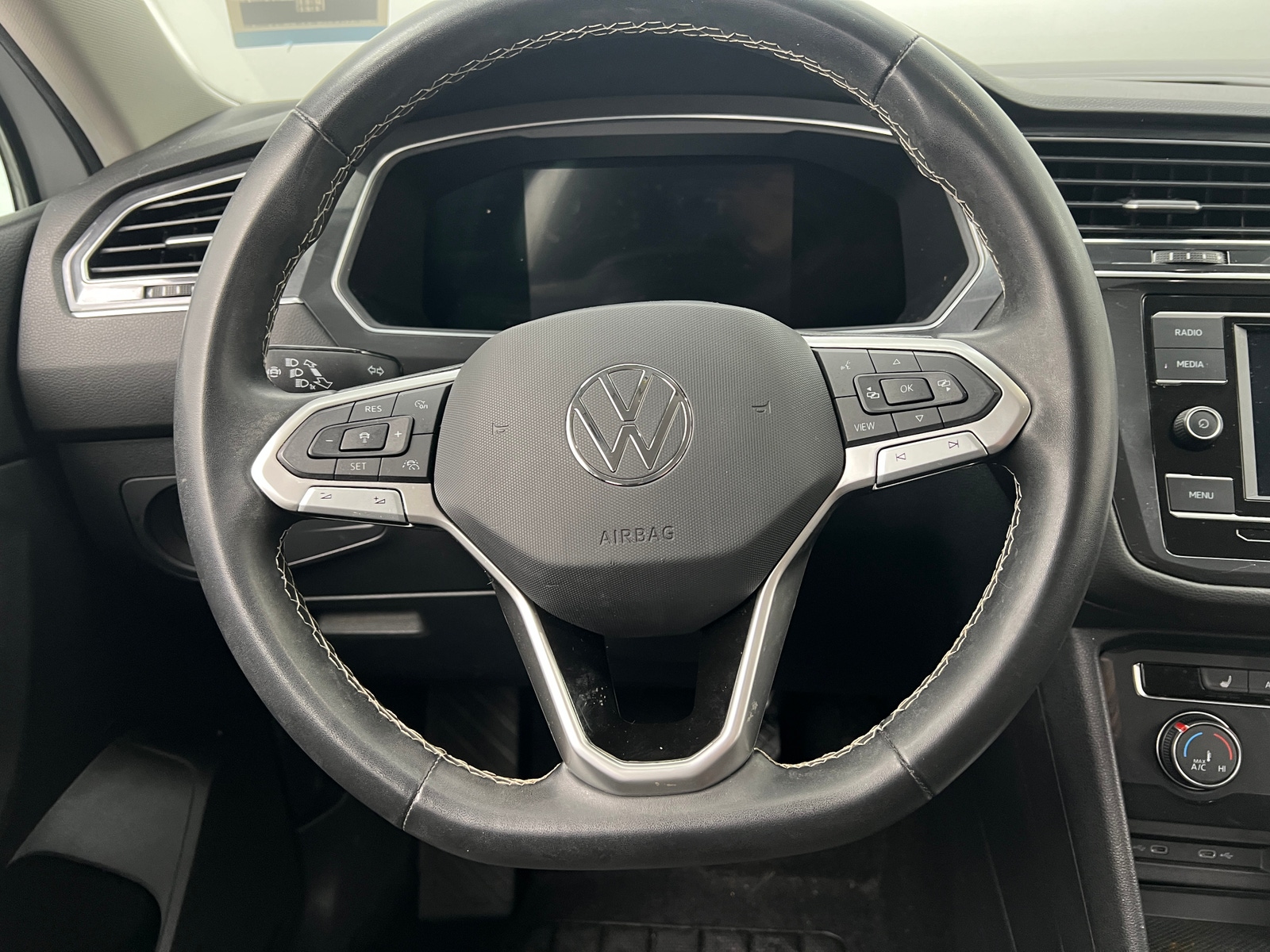 Thumbnail: 2022 Volkswagen Tiguan - 5