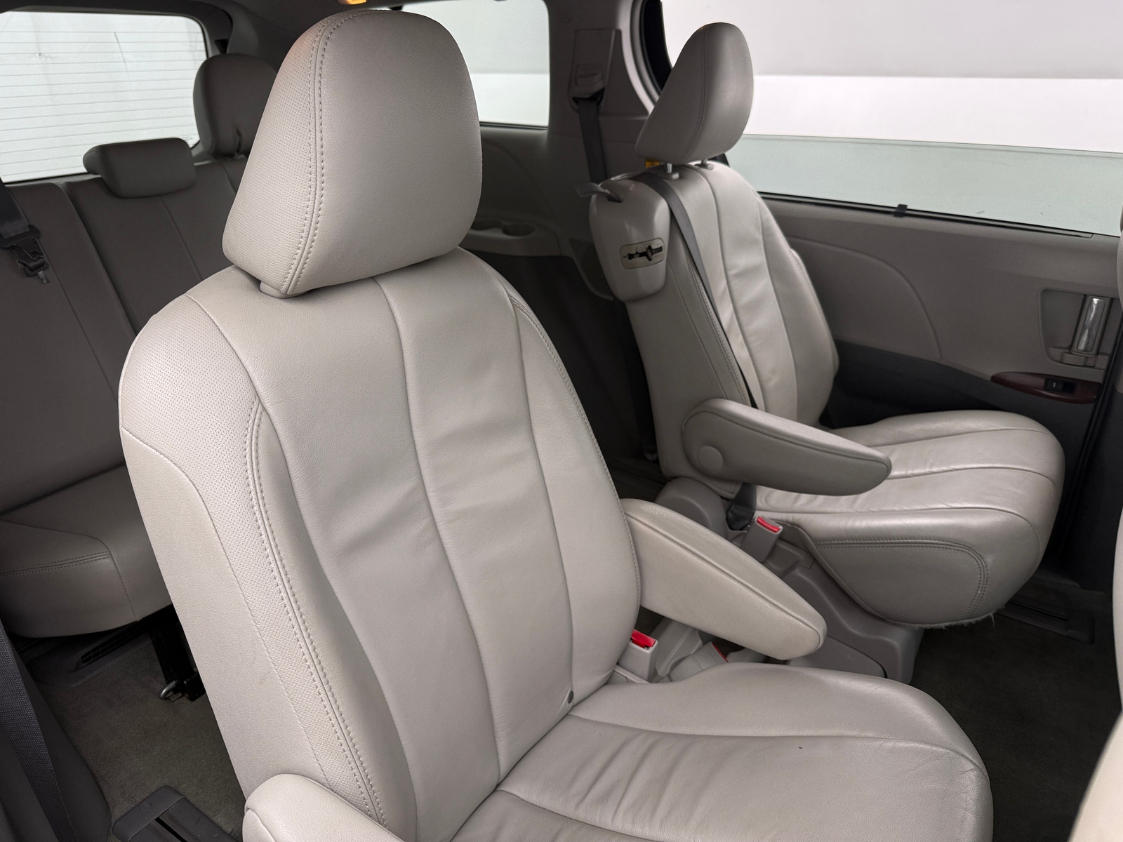 Thumbnail: 2014 Toyota Sienna - 5