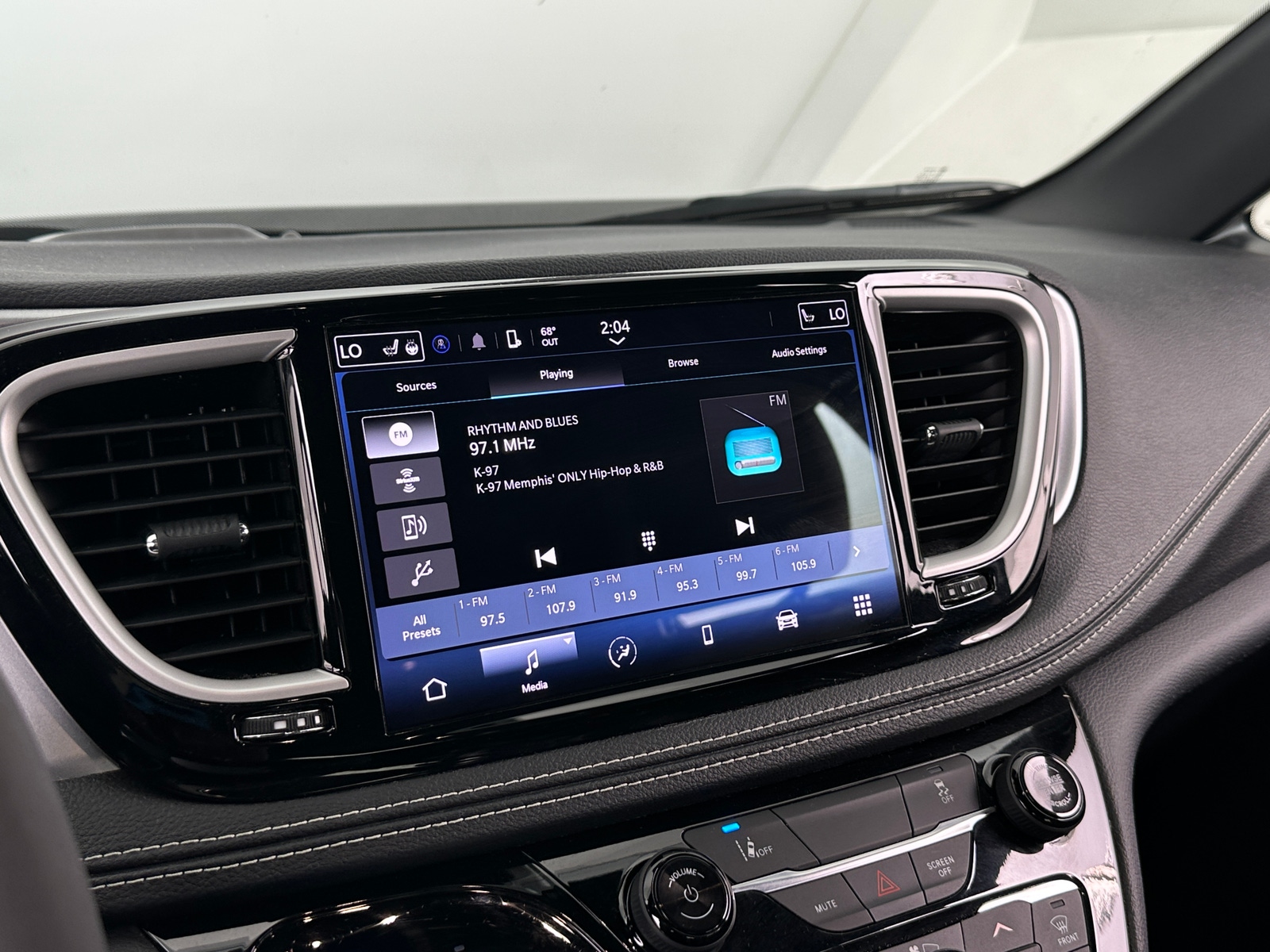 Thumbnail: 2022 Chrysler Pacifica - 3