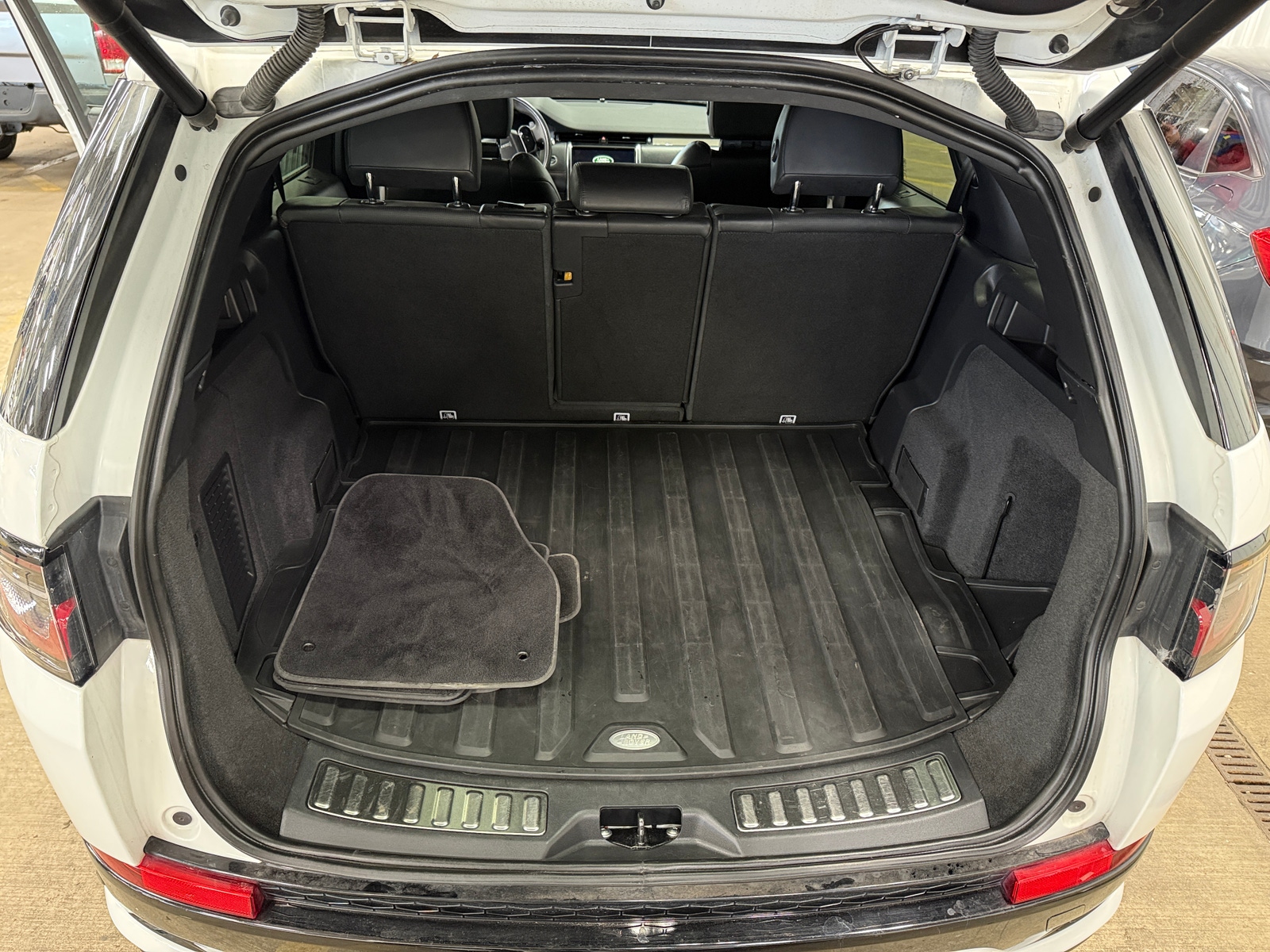 Thumbnail: 2020 Land Rover Discovery Sport - 6