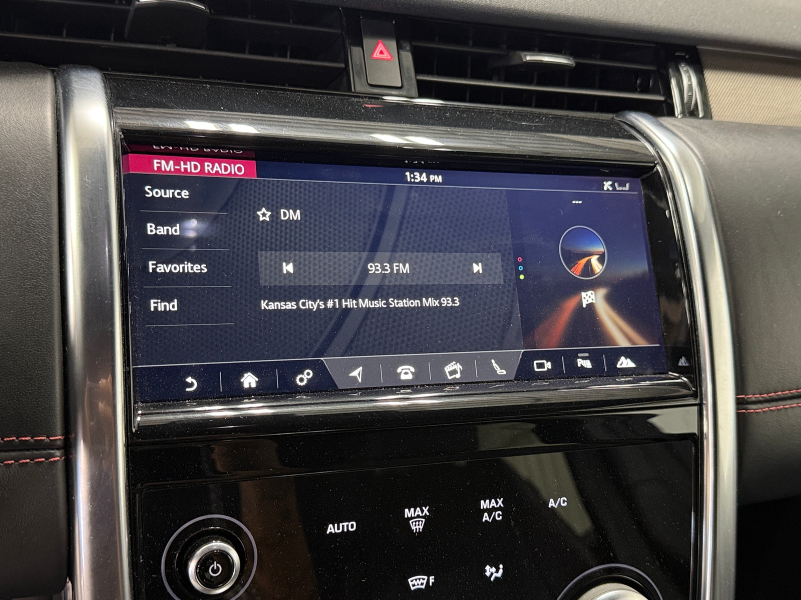 Thumbnail: 2020 Land Rover Discovery Sport - 3