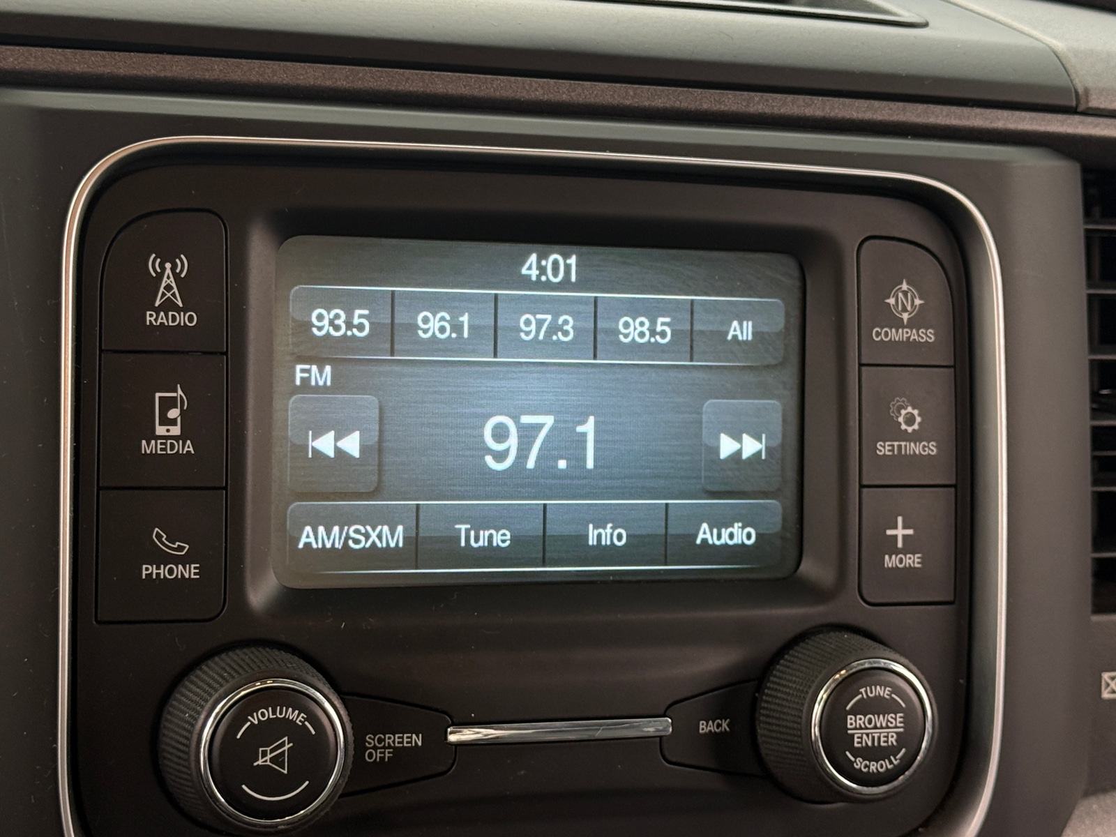 Thumbnail: 2020 RAM 1500 Classic - 3