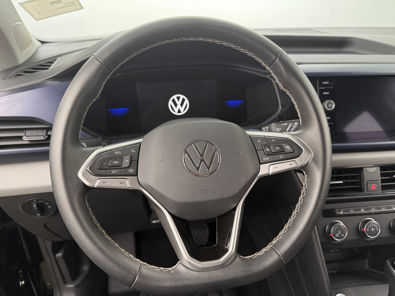 Thumbnail: 2022 Volkswagen Taos - 4