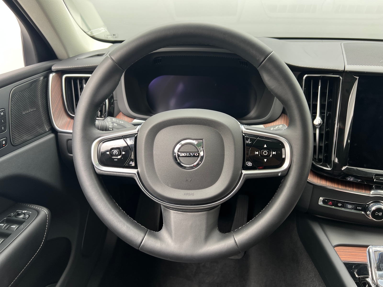 Thumbnail: 2023 Volvo XC60 - 5