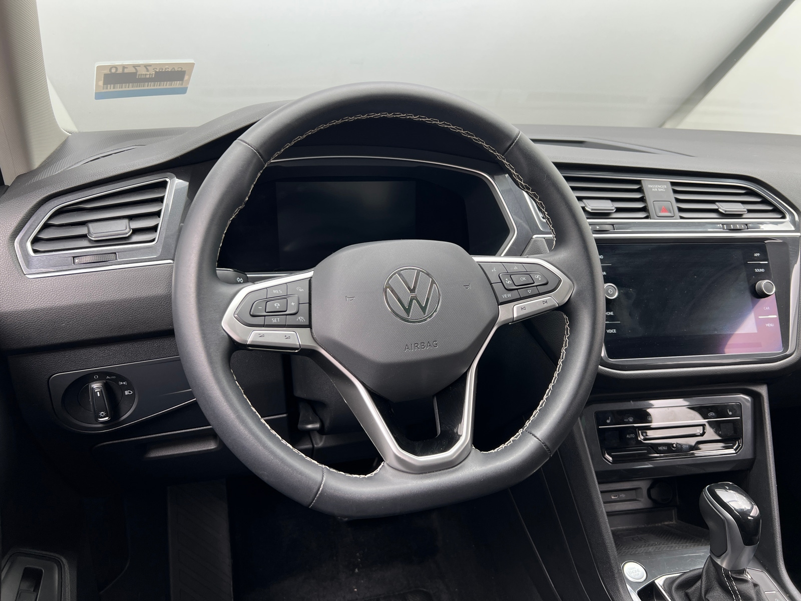 Thumbnail: 2022 Volkswagen Tiguan - 4