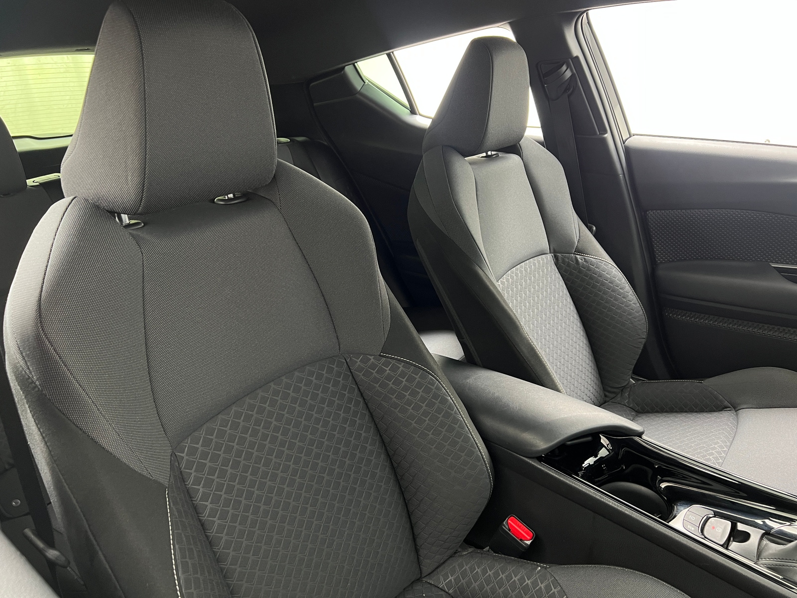 Thumbnail: 2022 Toyota C-HR - 2