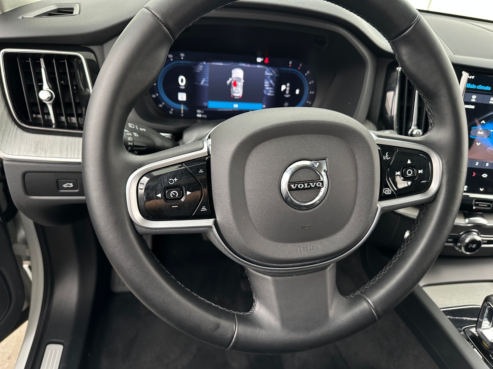 Thumbnail: 2025 Volvo XC60 - 5