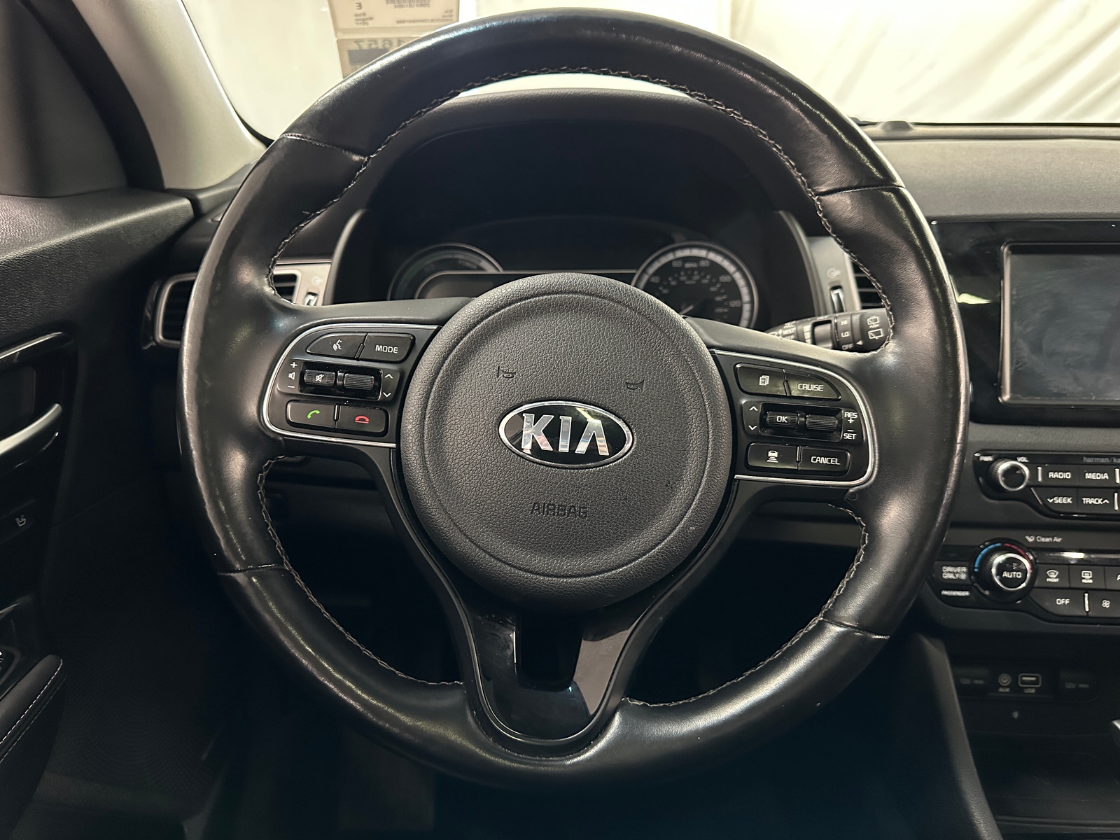 Thumbnail: 2017 Kia Niro - 4