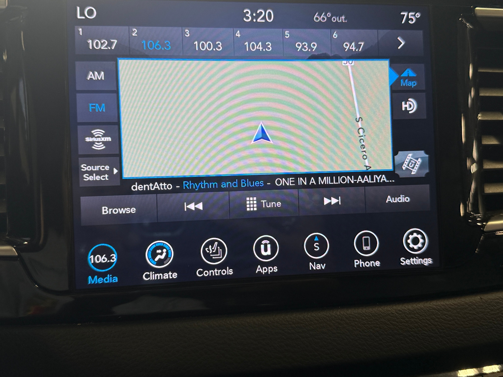 Thumbnail: 2018 Chrysler Pacifica - 3