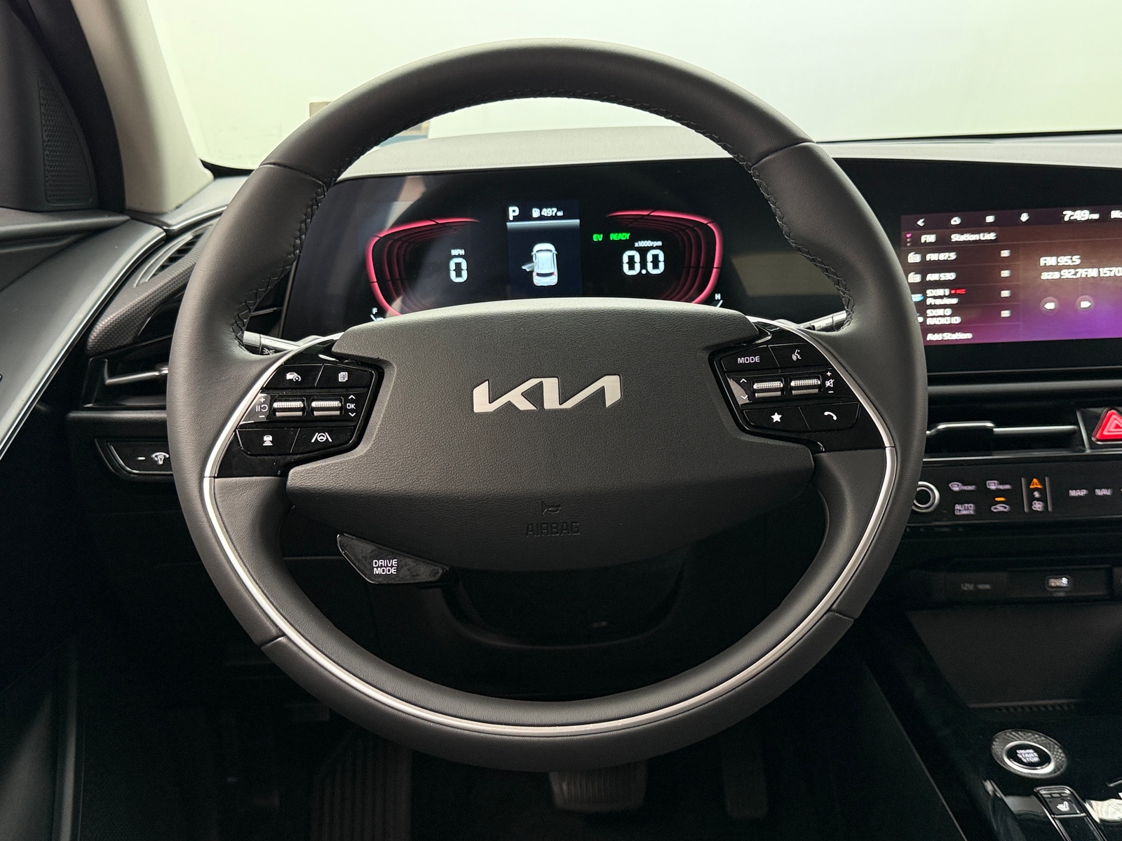 Thumbnail: 2023 Kia Niro - 4