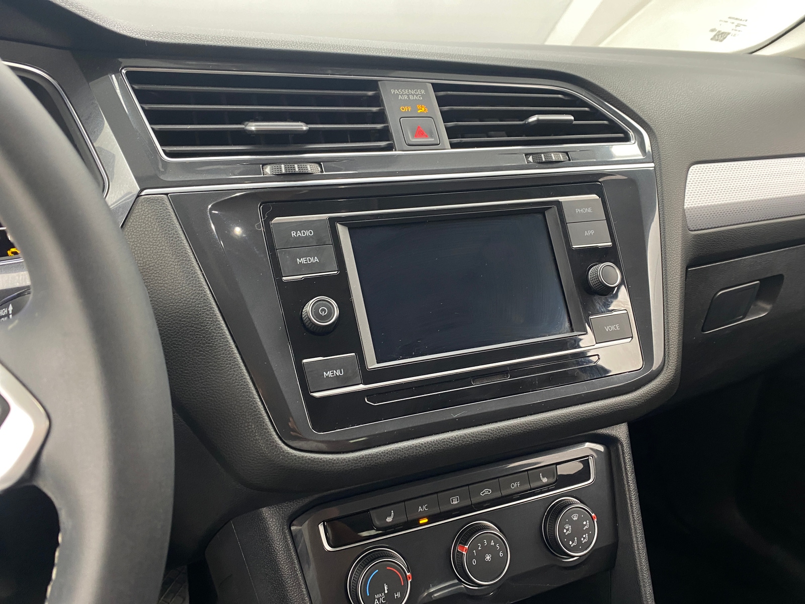 Thumbnail: 2022 Volkswagen Tiguan - 4