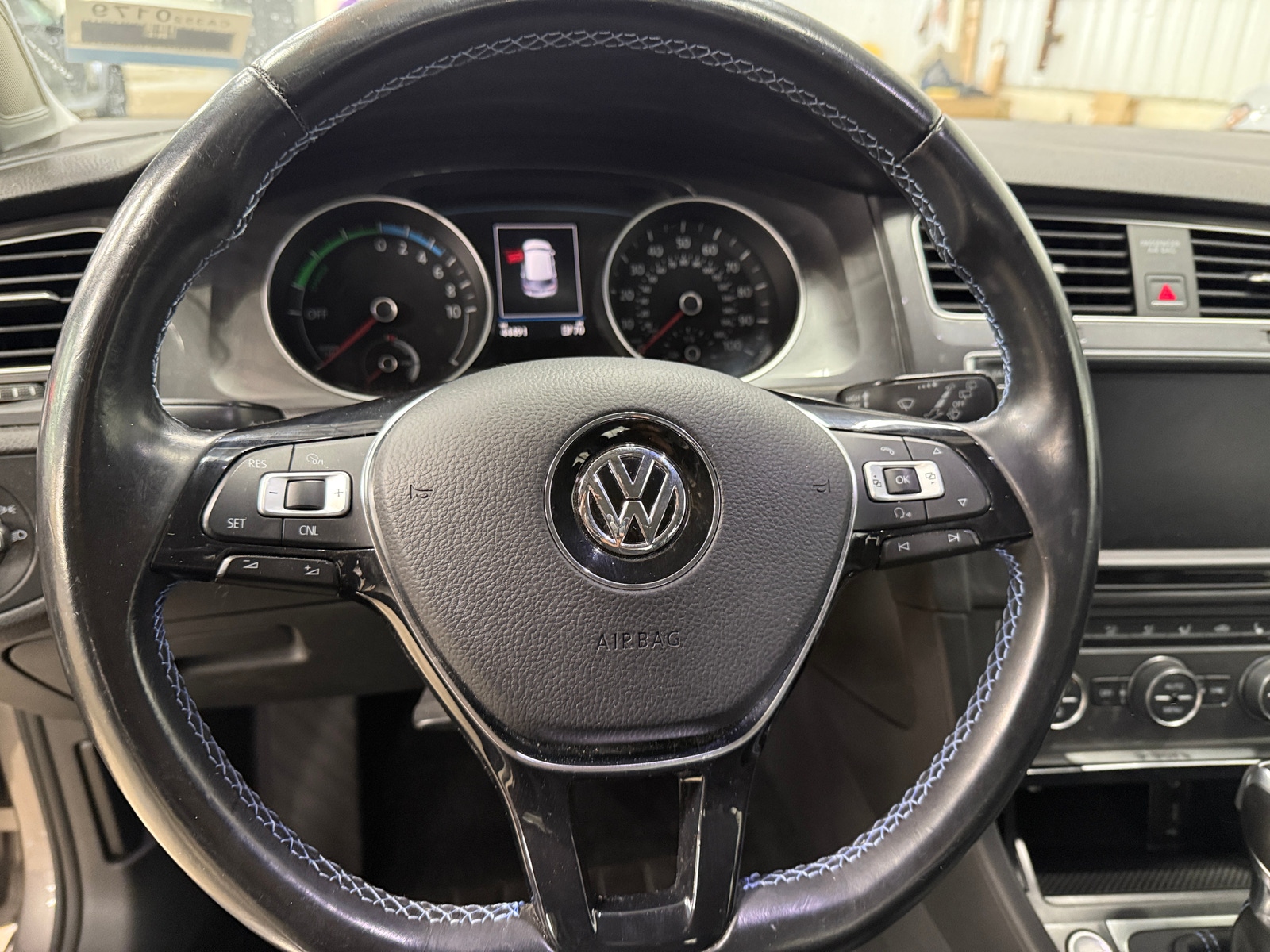Thumbnail: 2016 Volkswagen e-Golf - 4