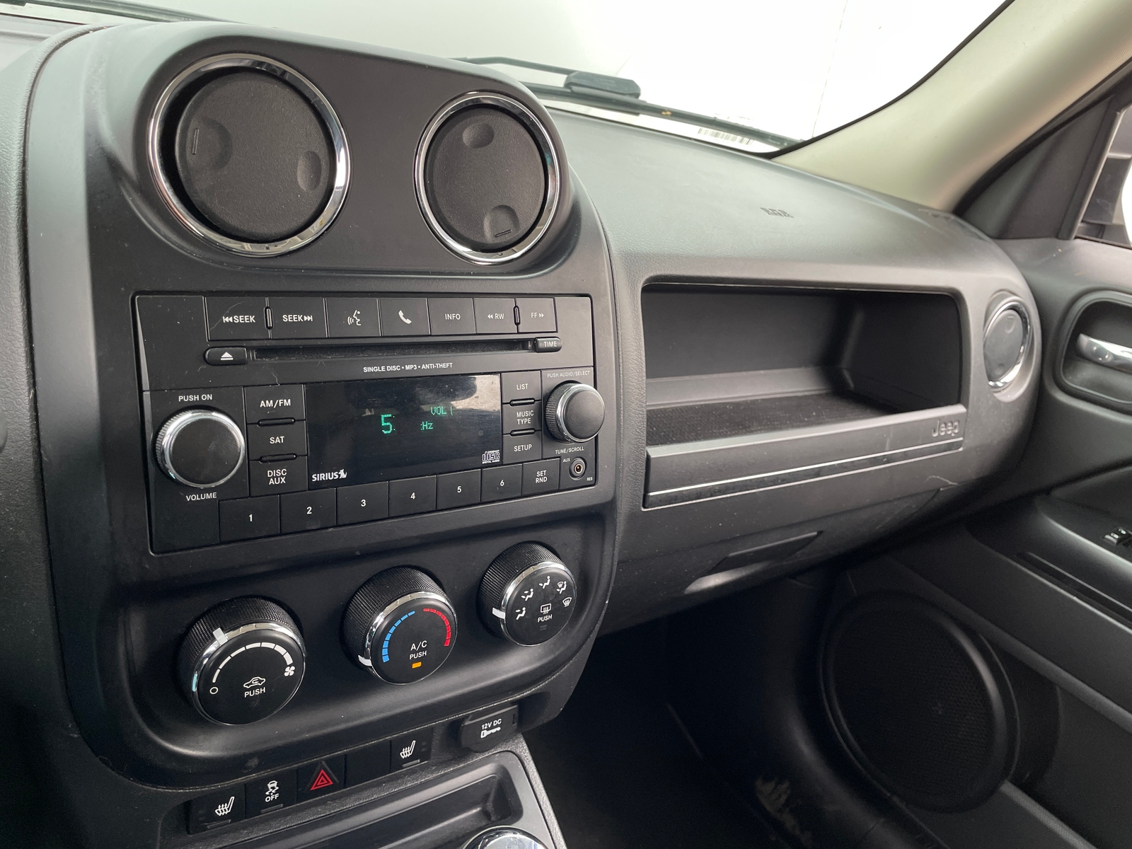 Thumbnail: 2016 Jeep Patriot - 3