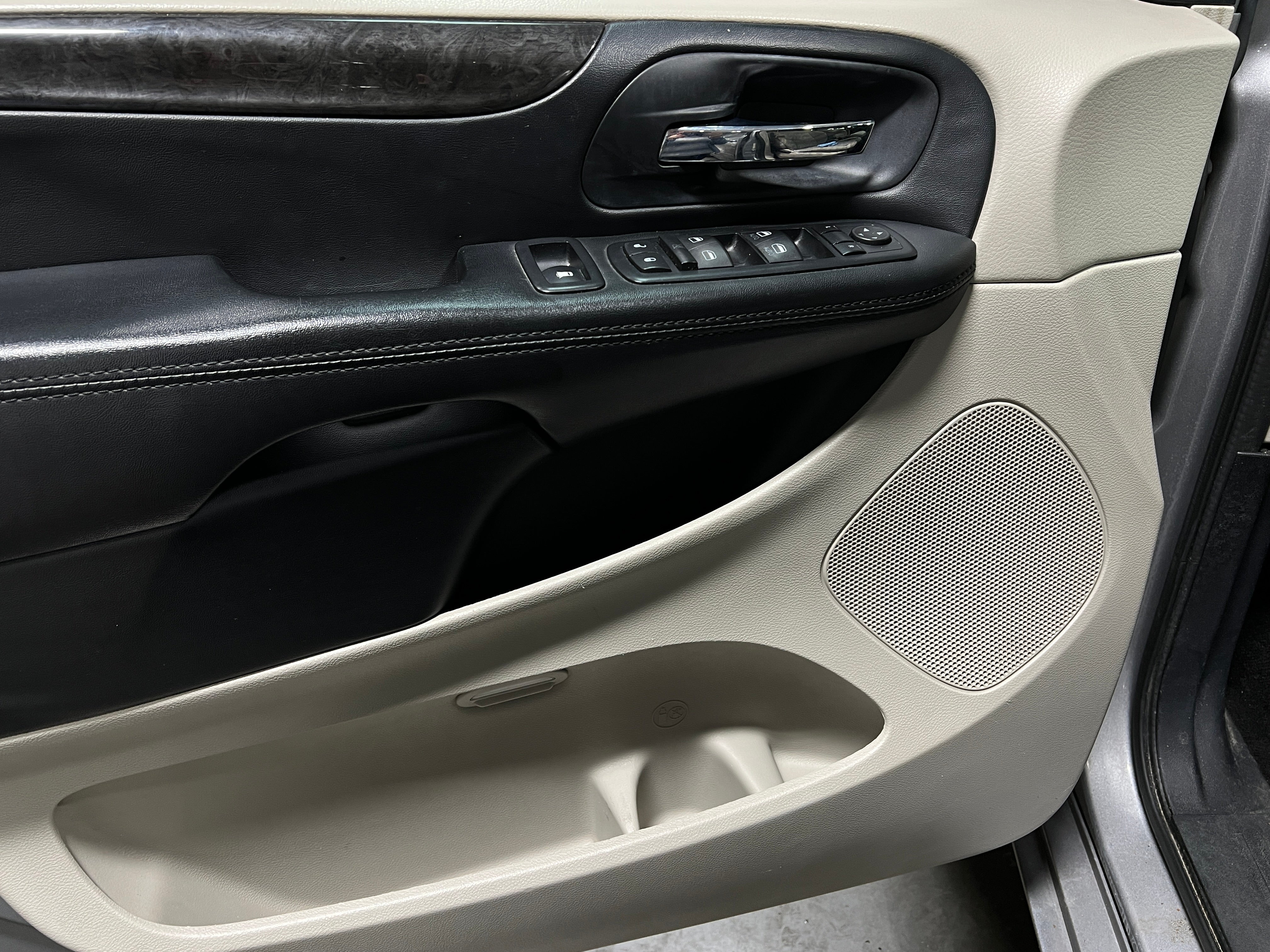 Used 2017 Dodge Grand Caravan SE with VIN 2C4RDGBG5HR568034 for sale in Casa Grande, AZ