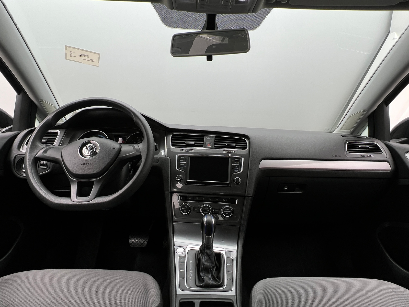 Thumbnail: 2016 Volkswagen e-Golf - 3