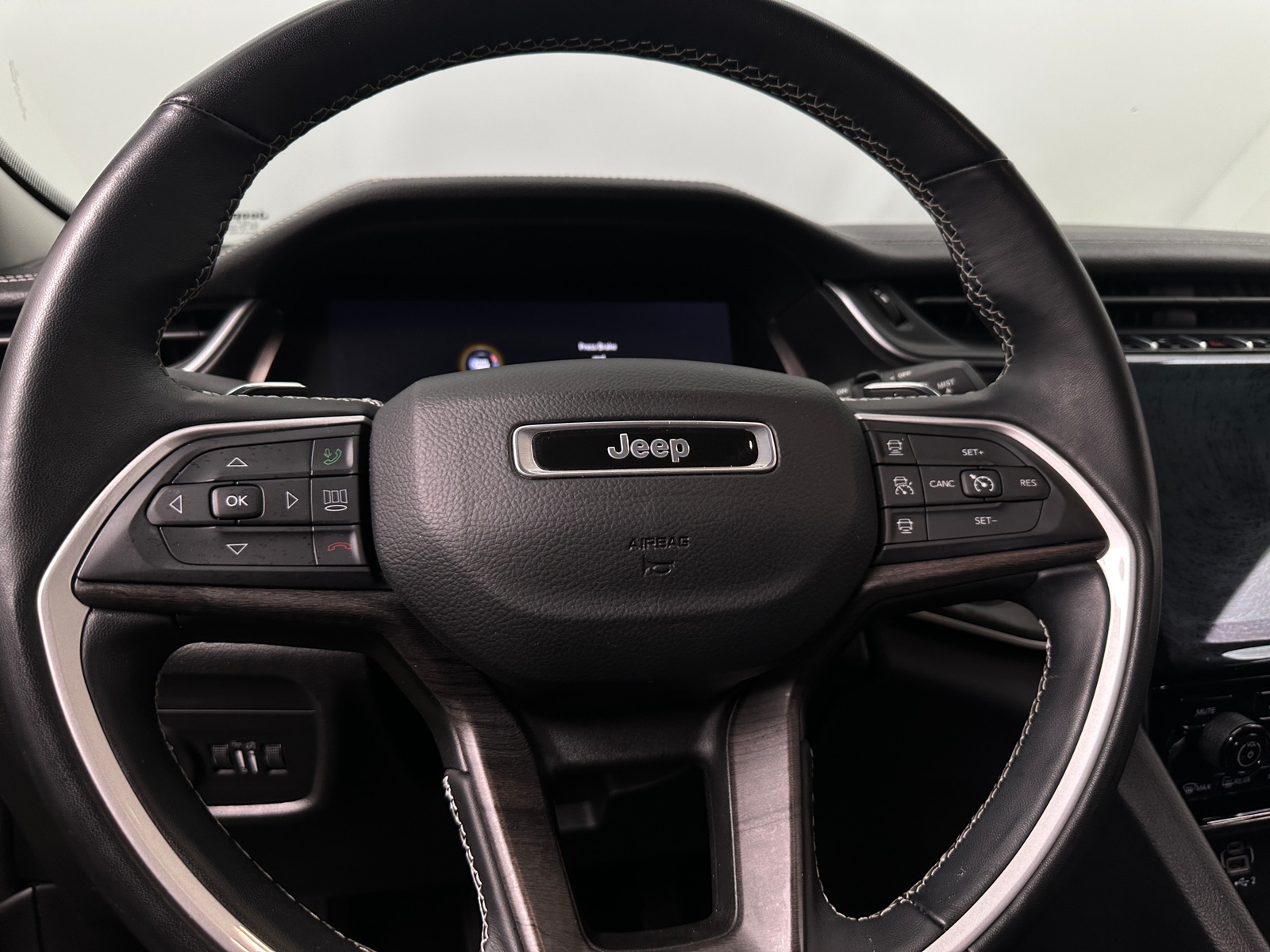 Thumbnail: 2022 Jeep Grand Cherokee L - 4