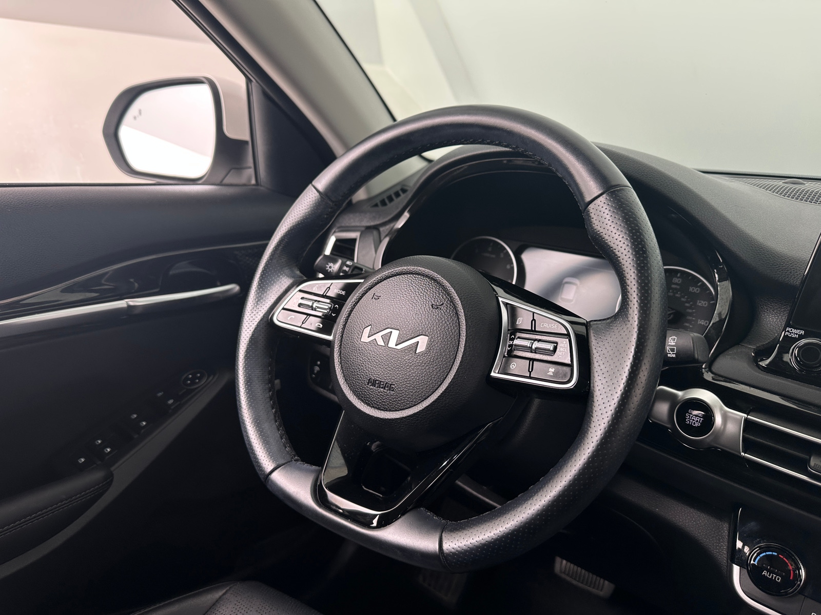 Thumbnail: 2023 Kia Seltos - 4
