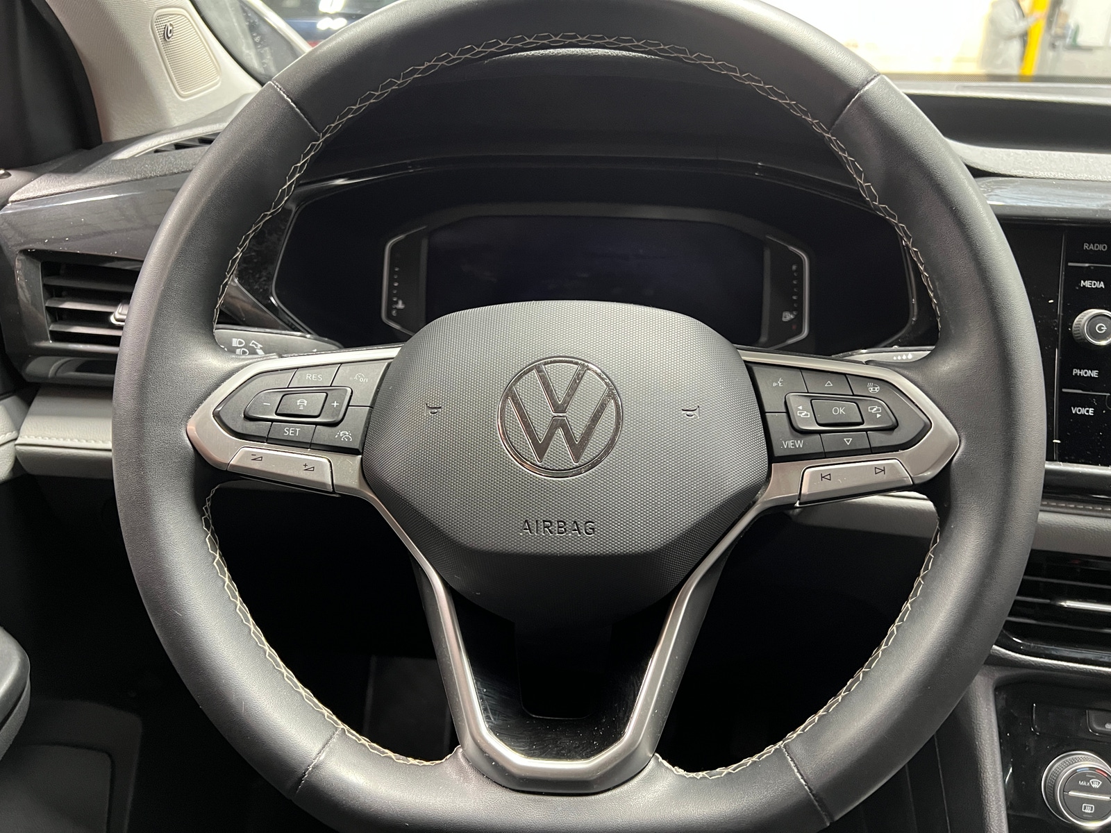 Thumbnail: 2022 Volkswagen Taos - 4