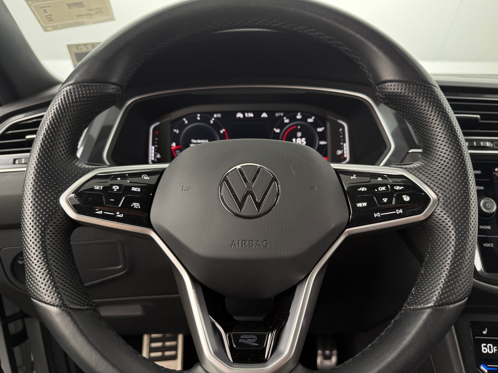 Thumbnail: 2023 Volkswagen Tiguan - 4