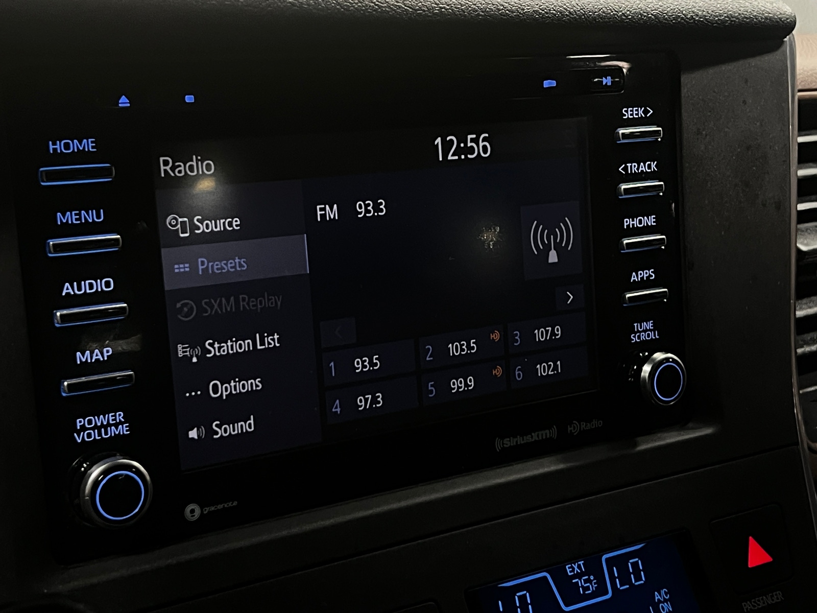 Thumbnail: 2018 Toyota Sienna - 3