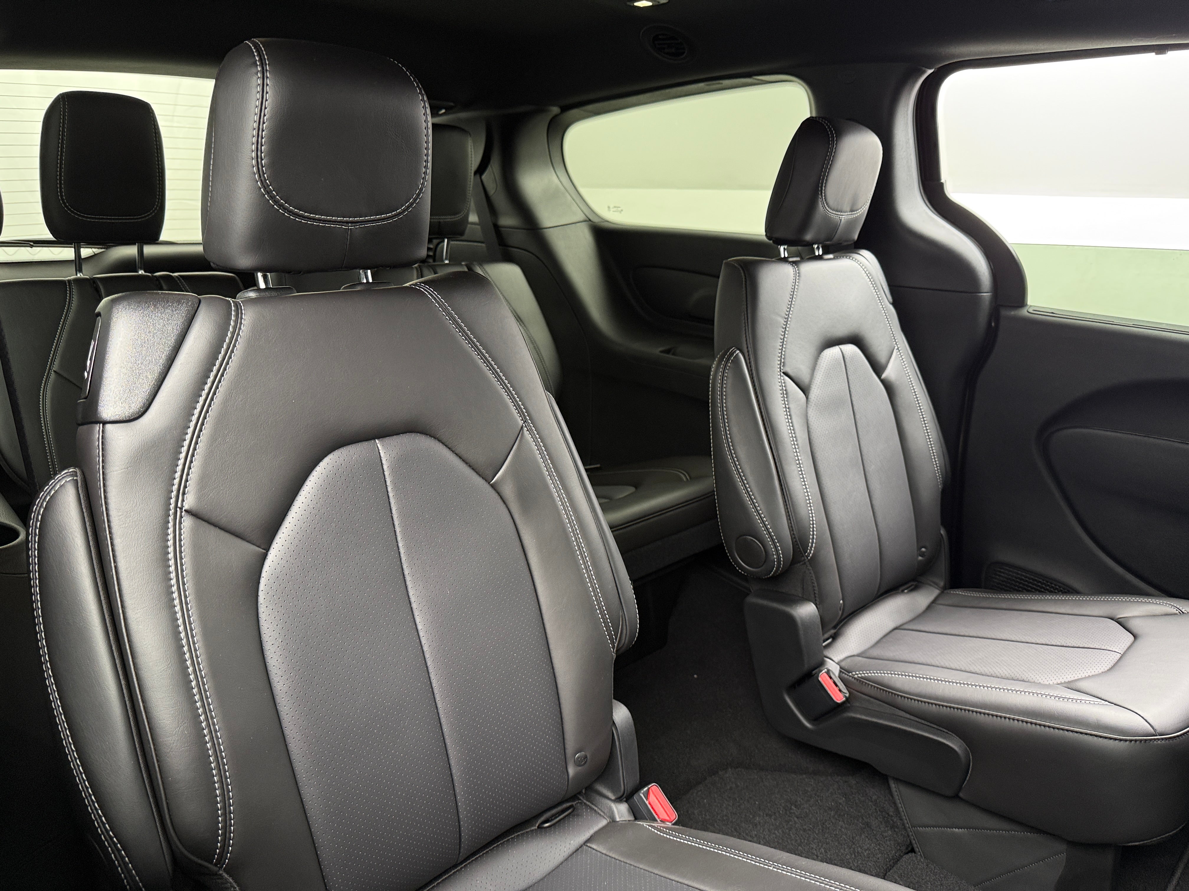 2026 Chrysler Pacifica Select's photo