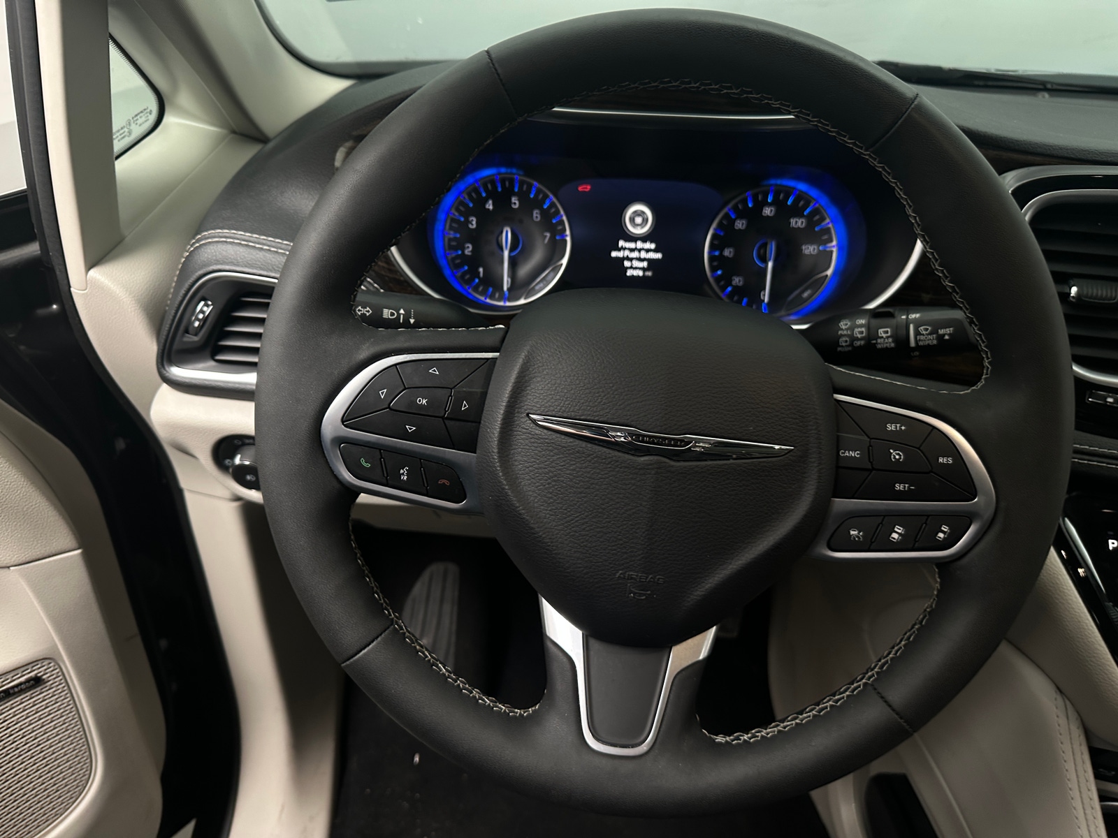 Thumbnail: 2022 Chrysler Pacifica - 4