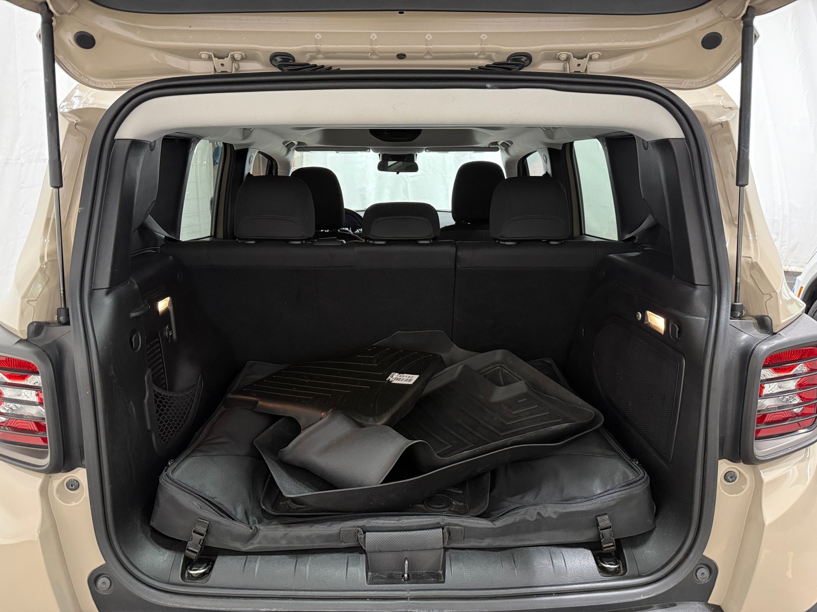 Thumbnail: 2016 Jeep Renegade - 7