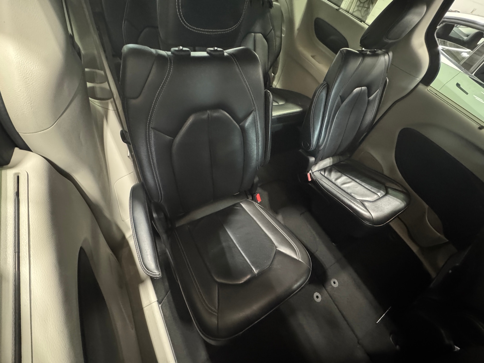 Thumbnail: 2022 Chrysler Pacifica - 5
