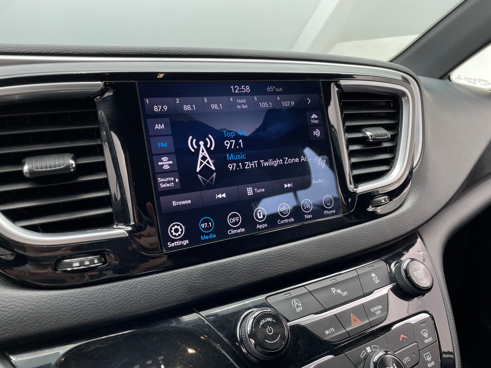 Thumbnail: 2019 Chrysler Pacifica - 3
