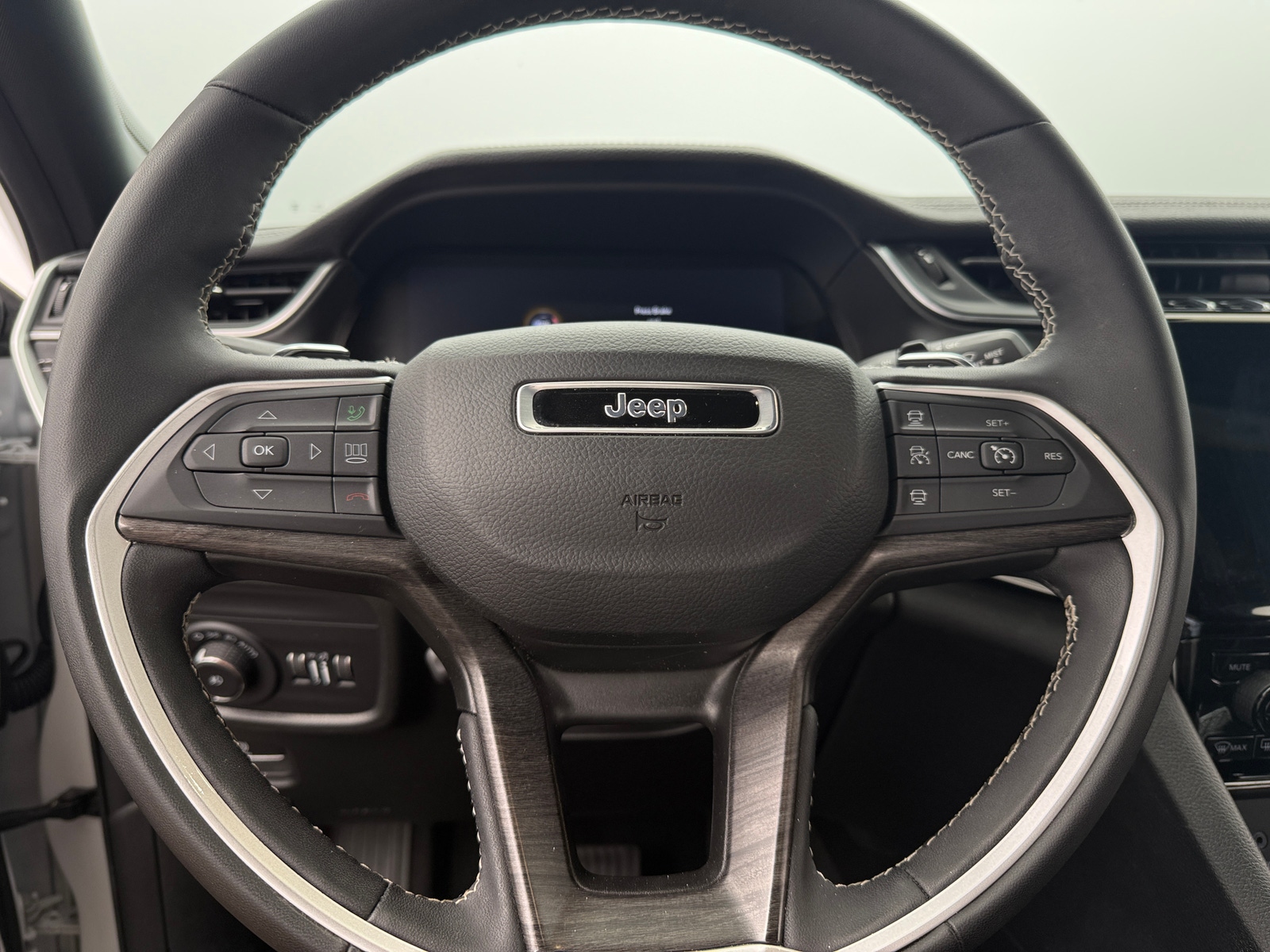 Thumbnail: 2024 Jeep Grand Cherokee L - 4