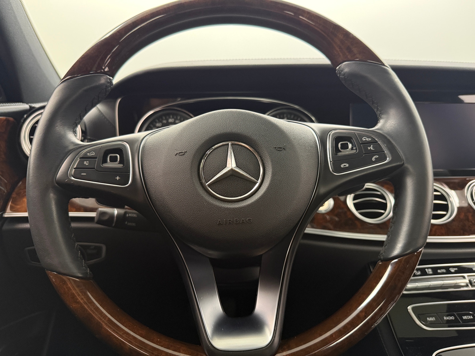 Thumbnail: 2017 Mercedes-Benz E-Class - 4