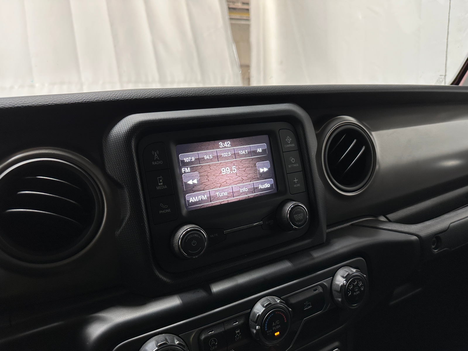 Thumbnail: 2021 Jeep Gladiator - 4