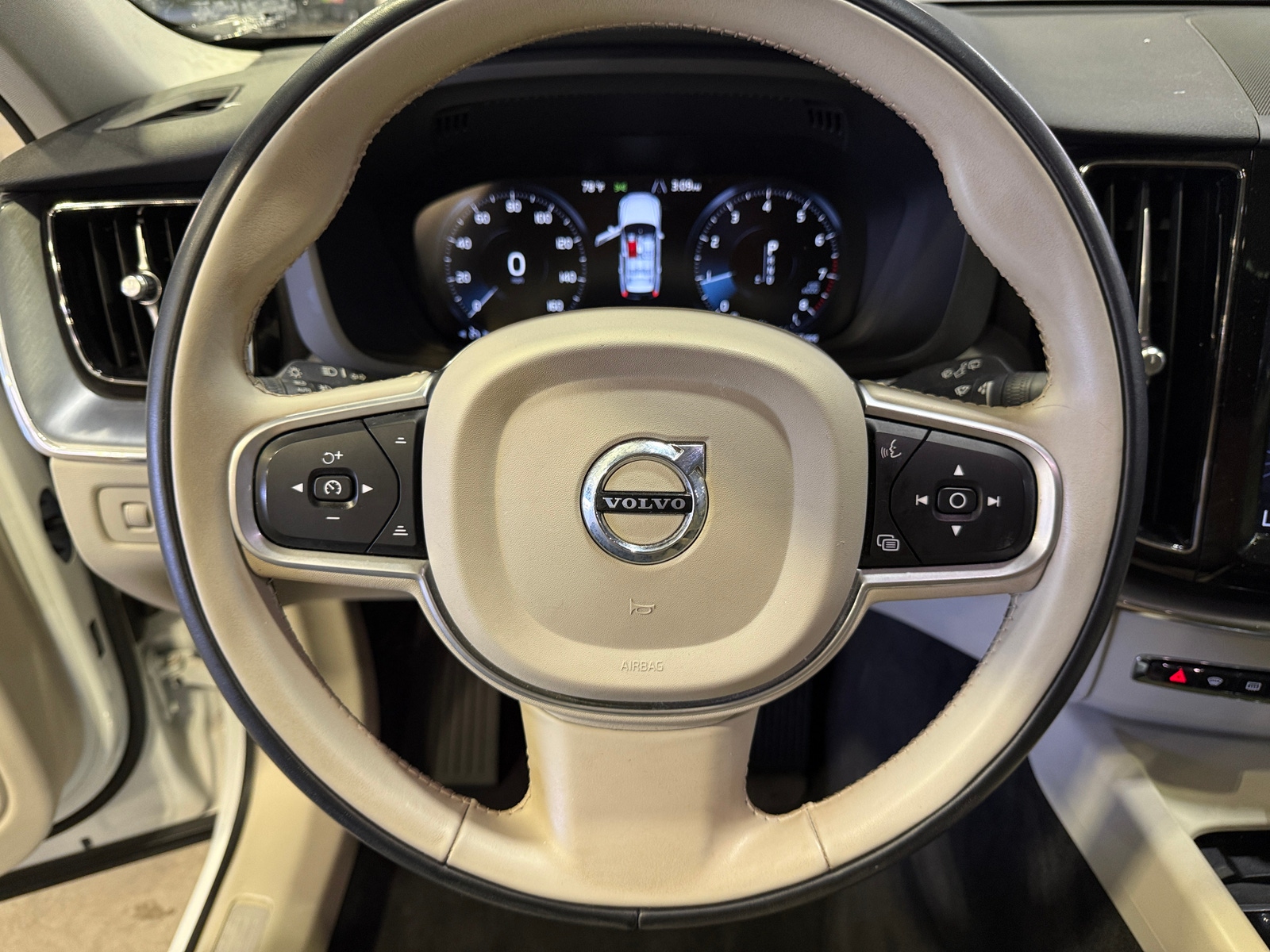 Thumbnail: 2020 Volvo XC60 - 4