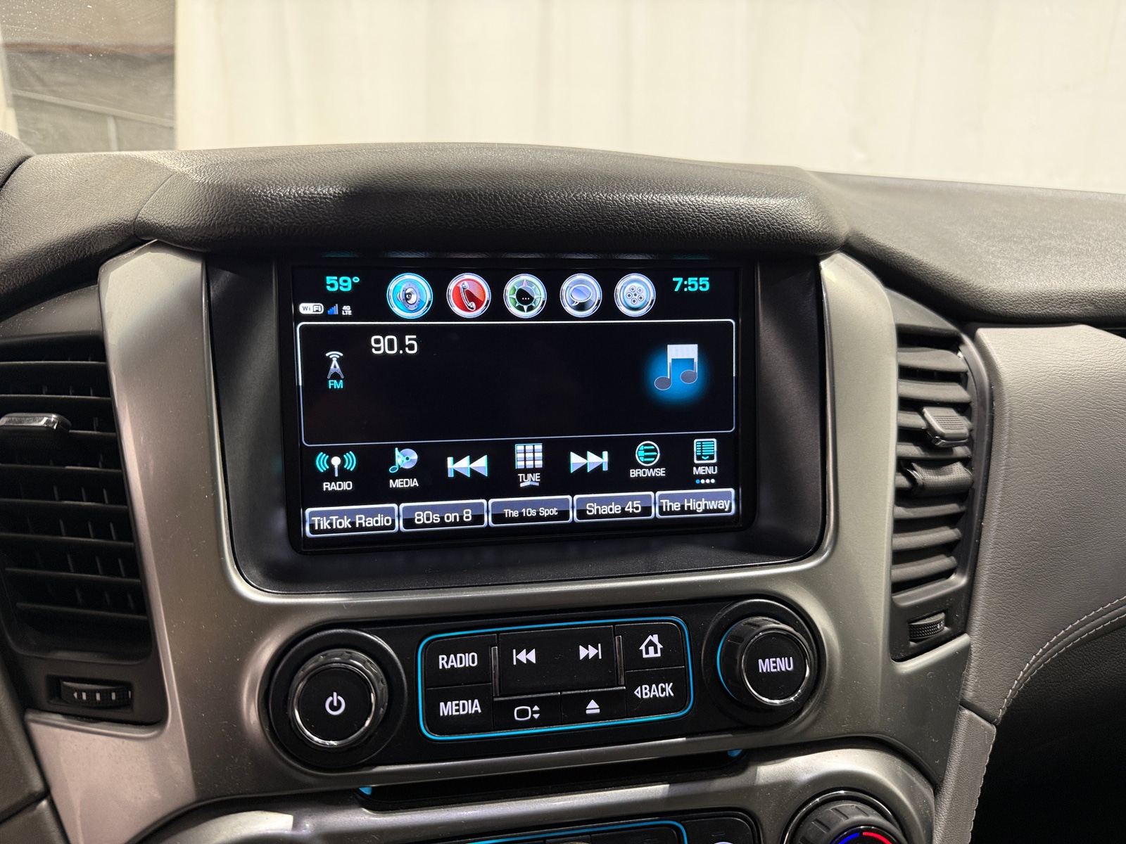 Thumbnail: 2018 Chevrolet Tahoe - 3