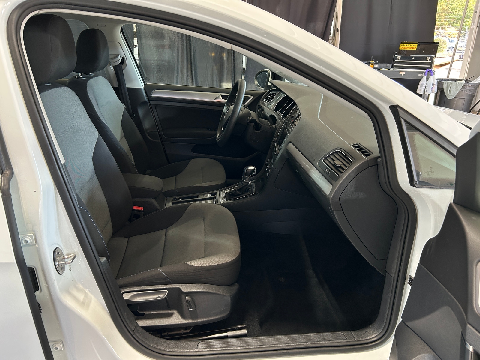 Thumbnail: 2016 Volkswagen e-Golf - 2