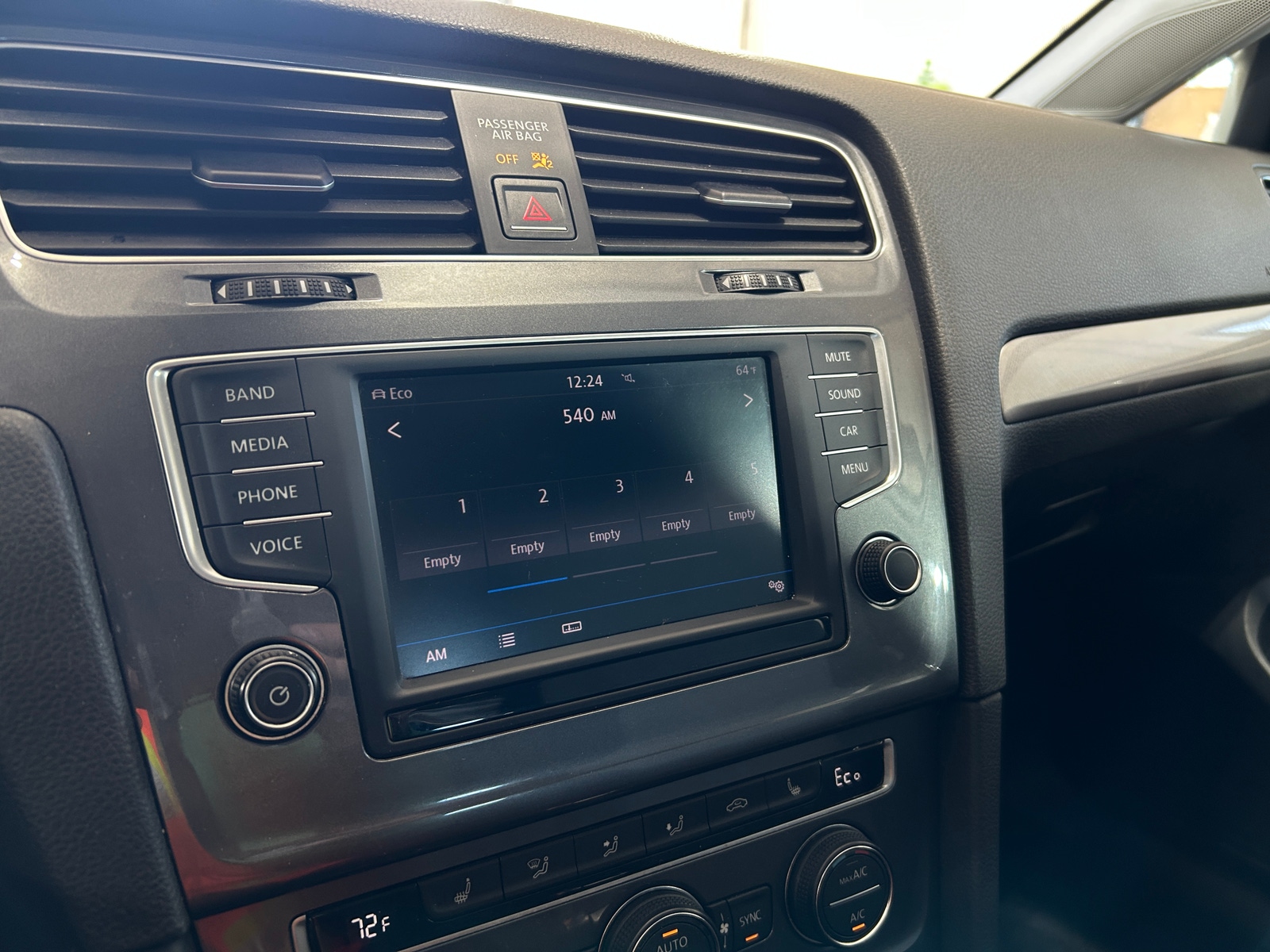 Thumbnail: 2016 Volkswagen e-Golf - 4