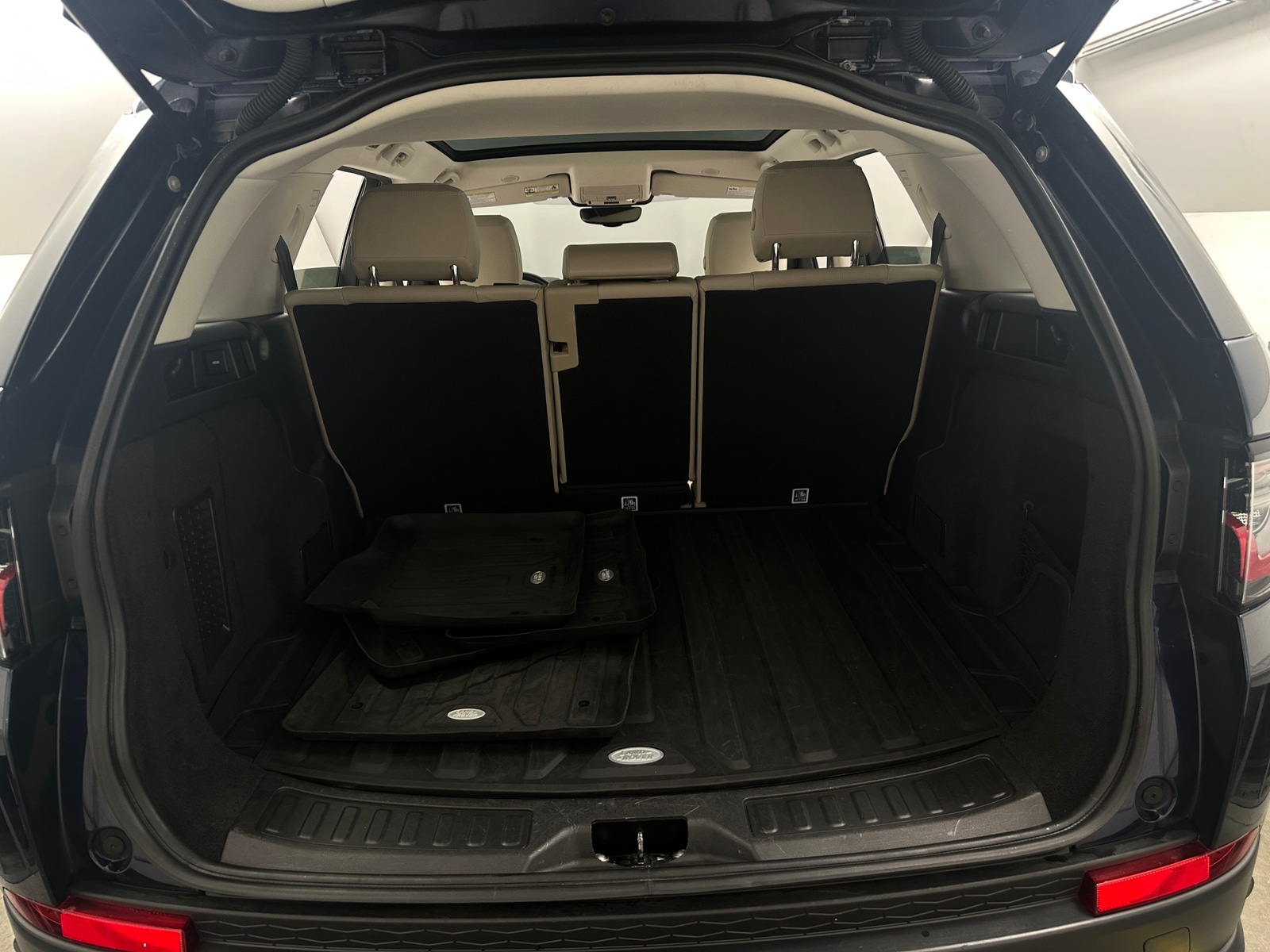 Thumbnail: 2021 Land Rover Discovery Sport - 6