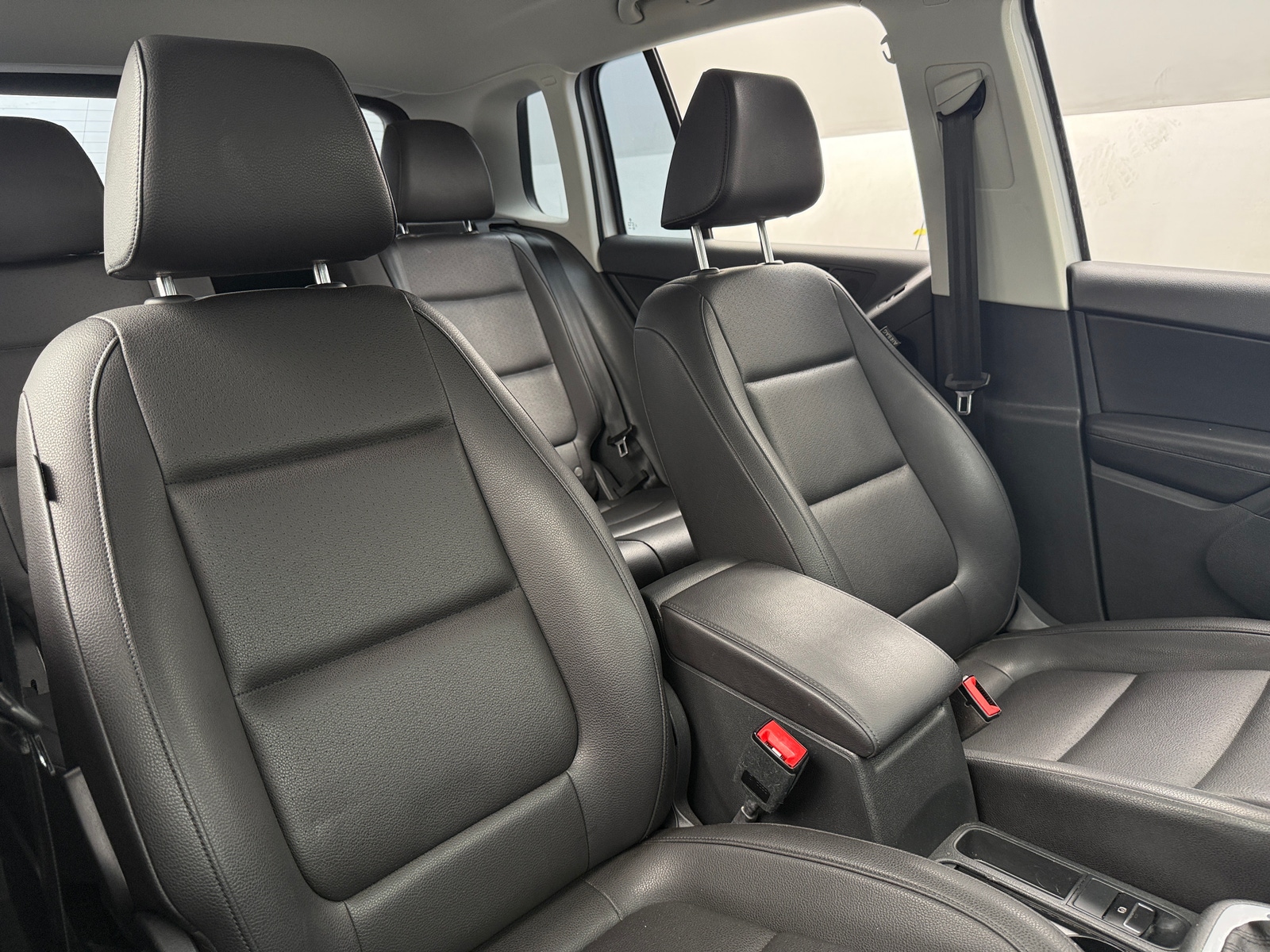 Thumbnail: 2016 Volkswagen Tiguan - 2