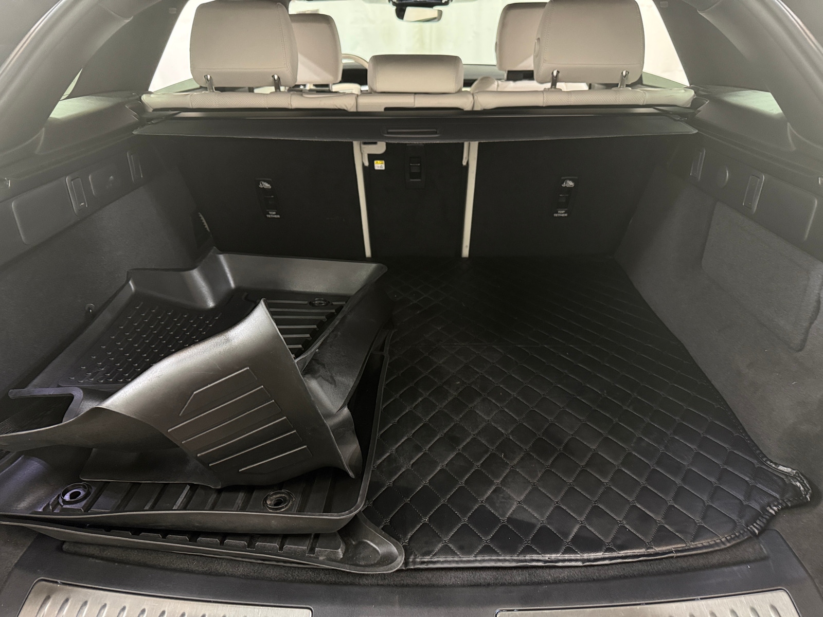 Thumbnail: 2023 Land Rover Range Rover Velar - 6