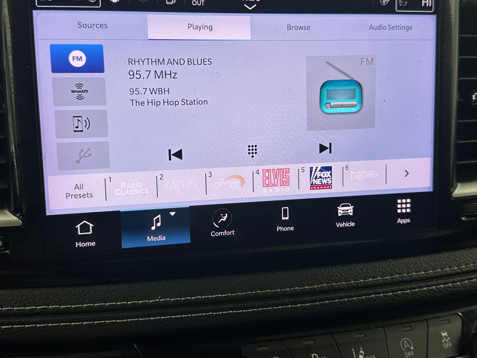 Thumbnail: 2023 Chrysler Pacifica - 3