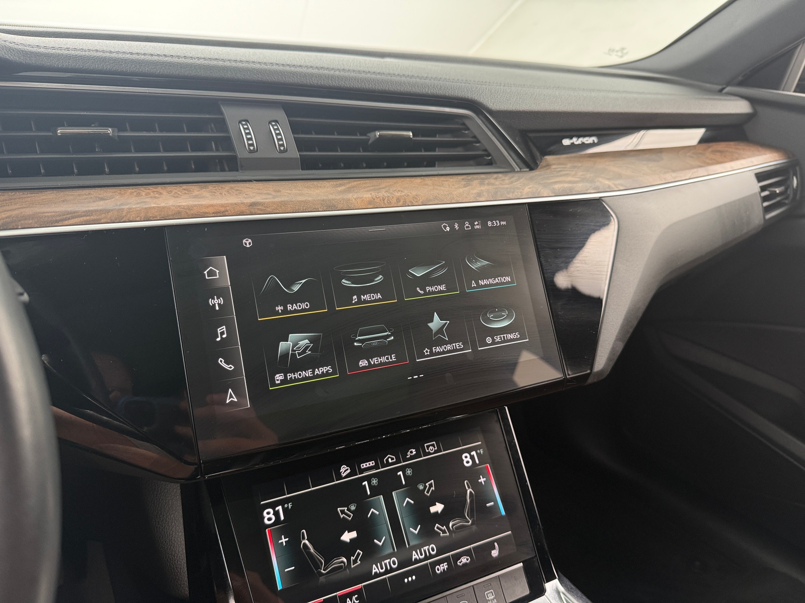 Thumbnail: 2022 Audi e-tron - 3