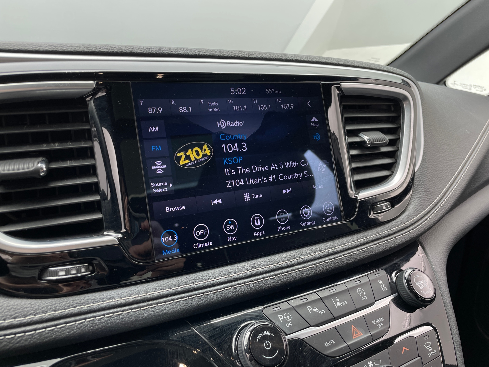 Thumbnail: 2020 Chrysler Pacifica - 3