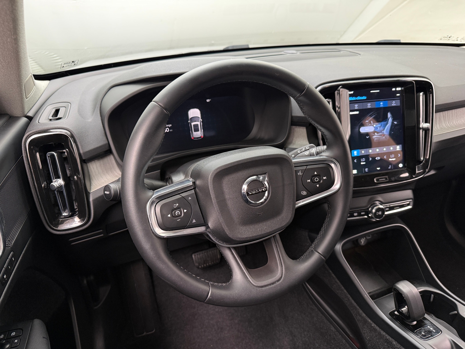 Thumbnail: 2025 Volvo XC40 - 4