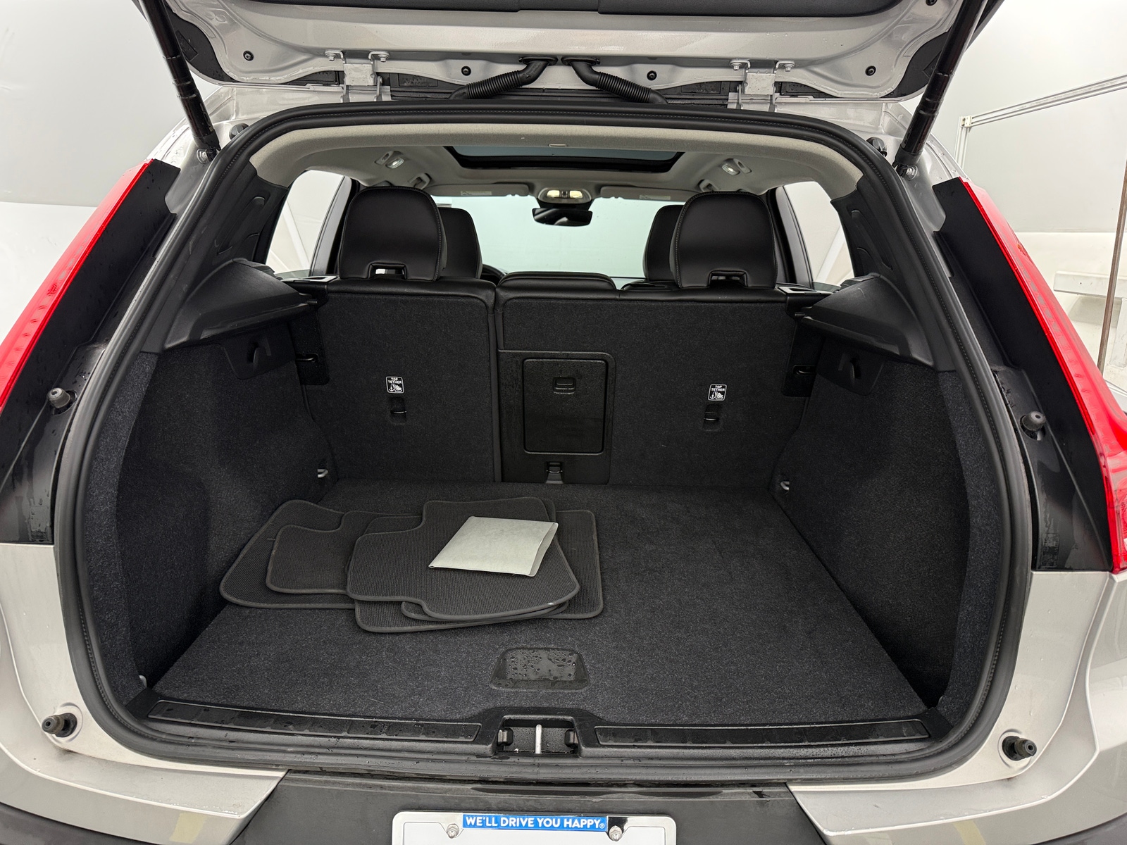 Thumbnail: 2025 Volvo XC40 - 6