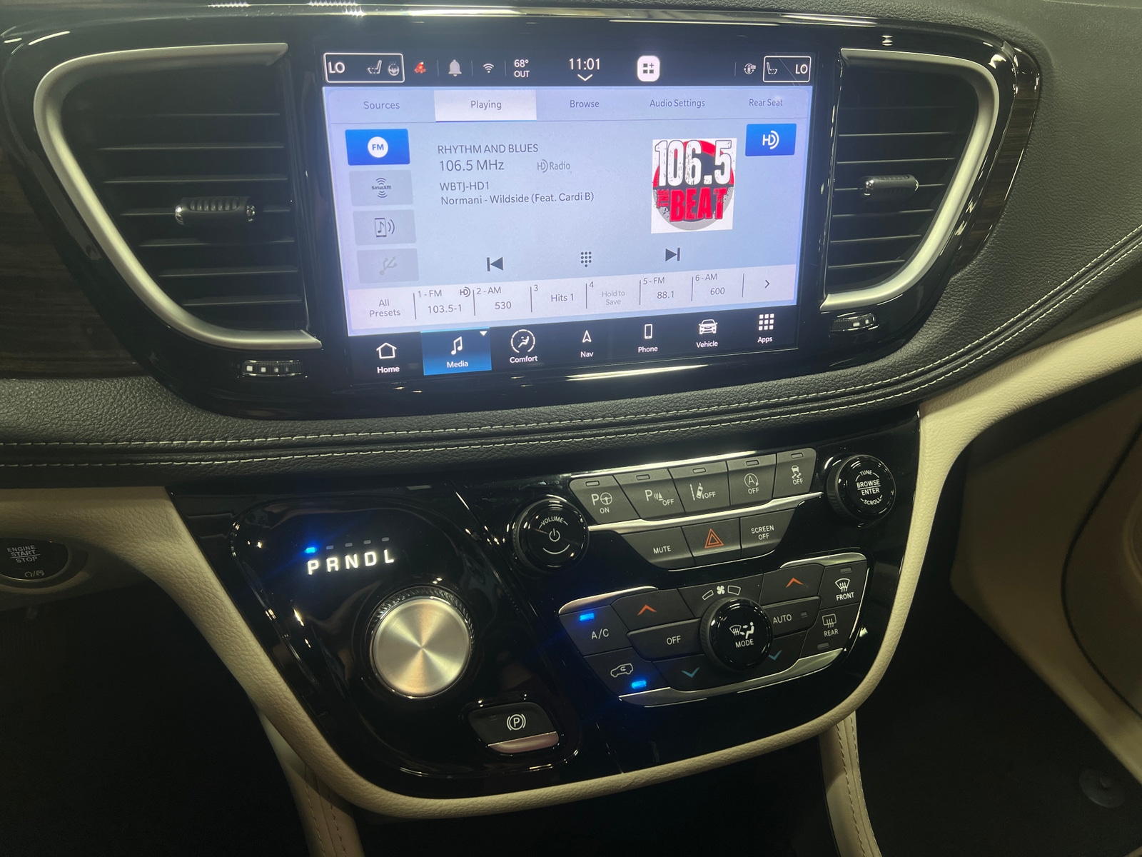 Thumbnail: 2023 Chrysler Pacifica - 3