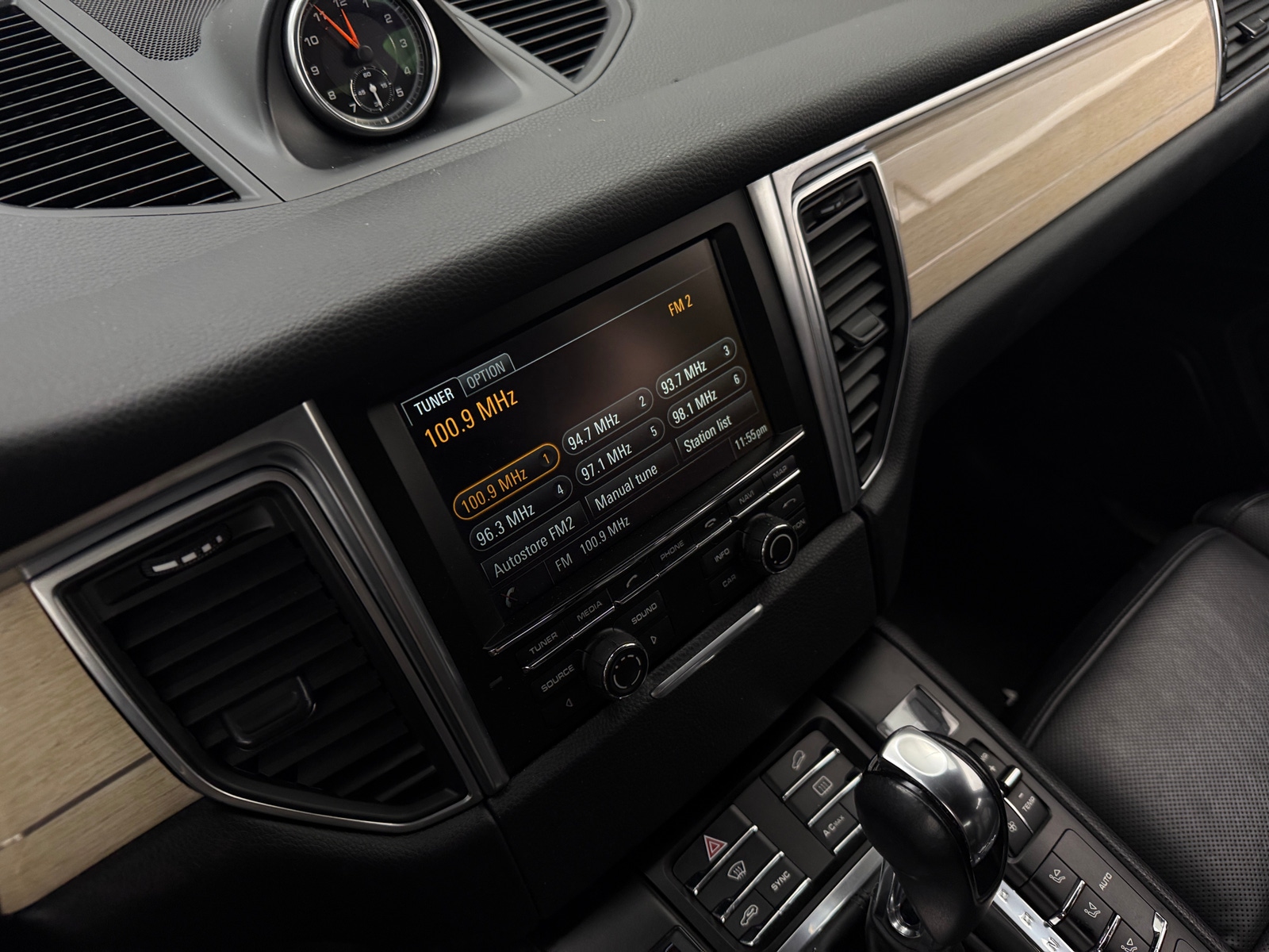 Thumbnail: 2016 Porsche Macan - 3