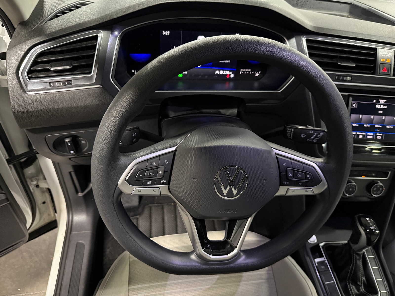 Thumbnail: 2023 Volkswagen Tiguan - 5