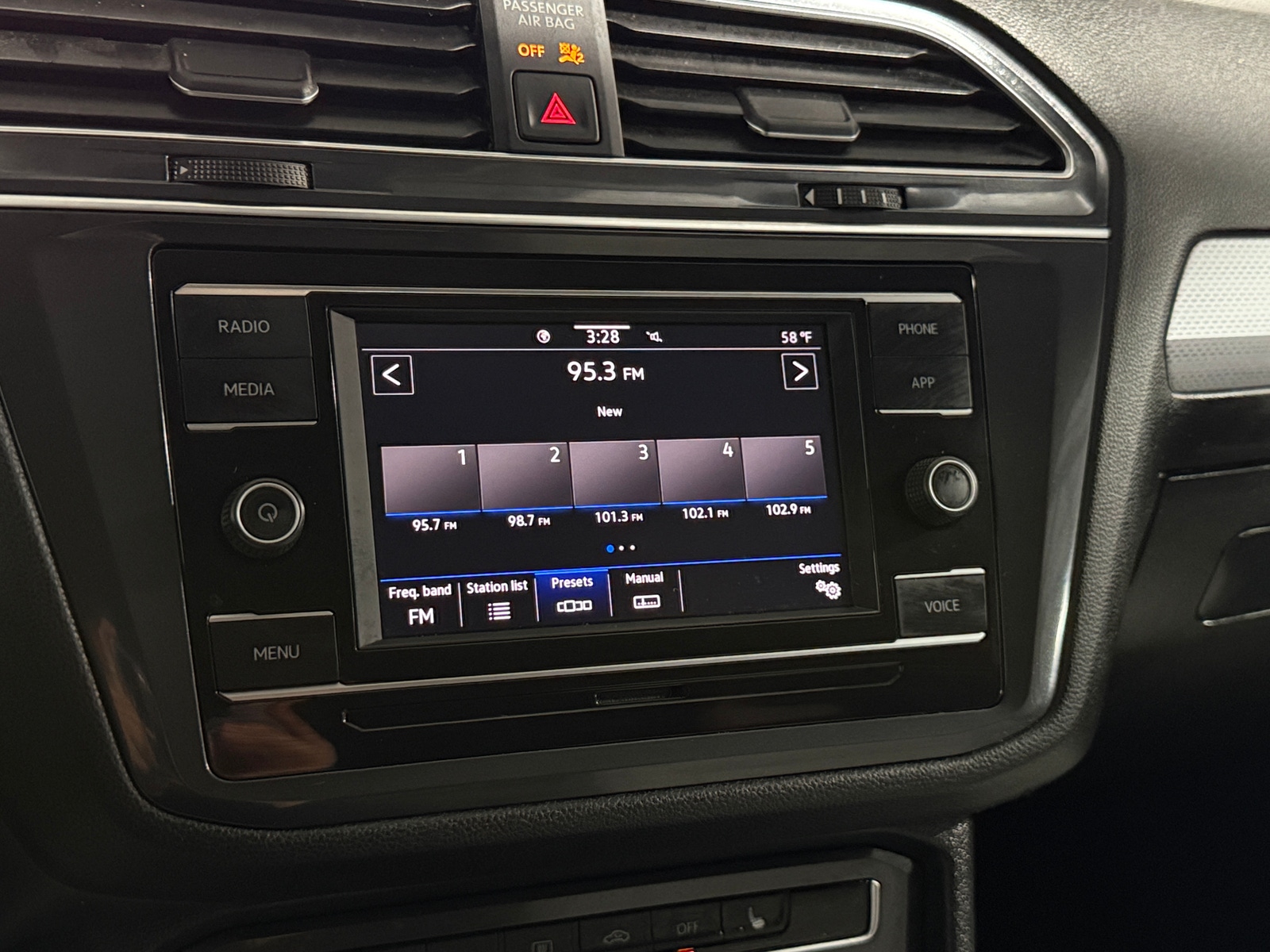 Thumbnail: 2023 Volkswagen Tiguan - 4