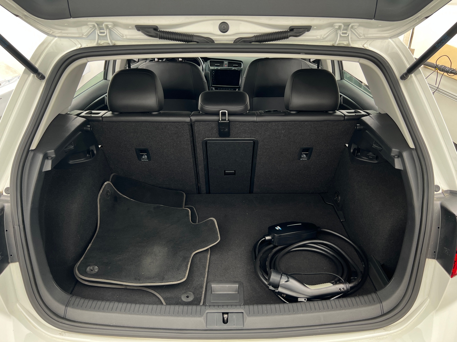 Thumbnail: 2019 Volkswagen e-Golf - 6
