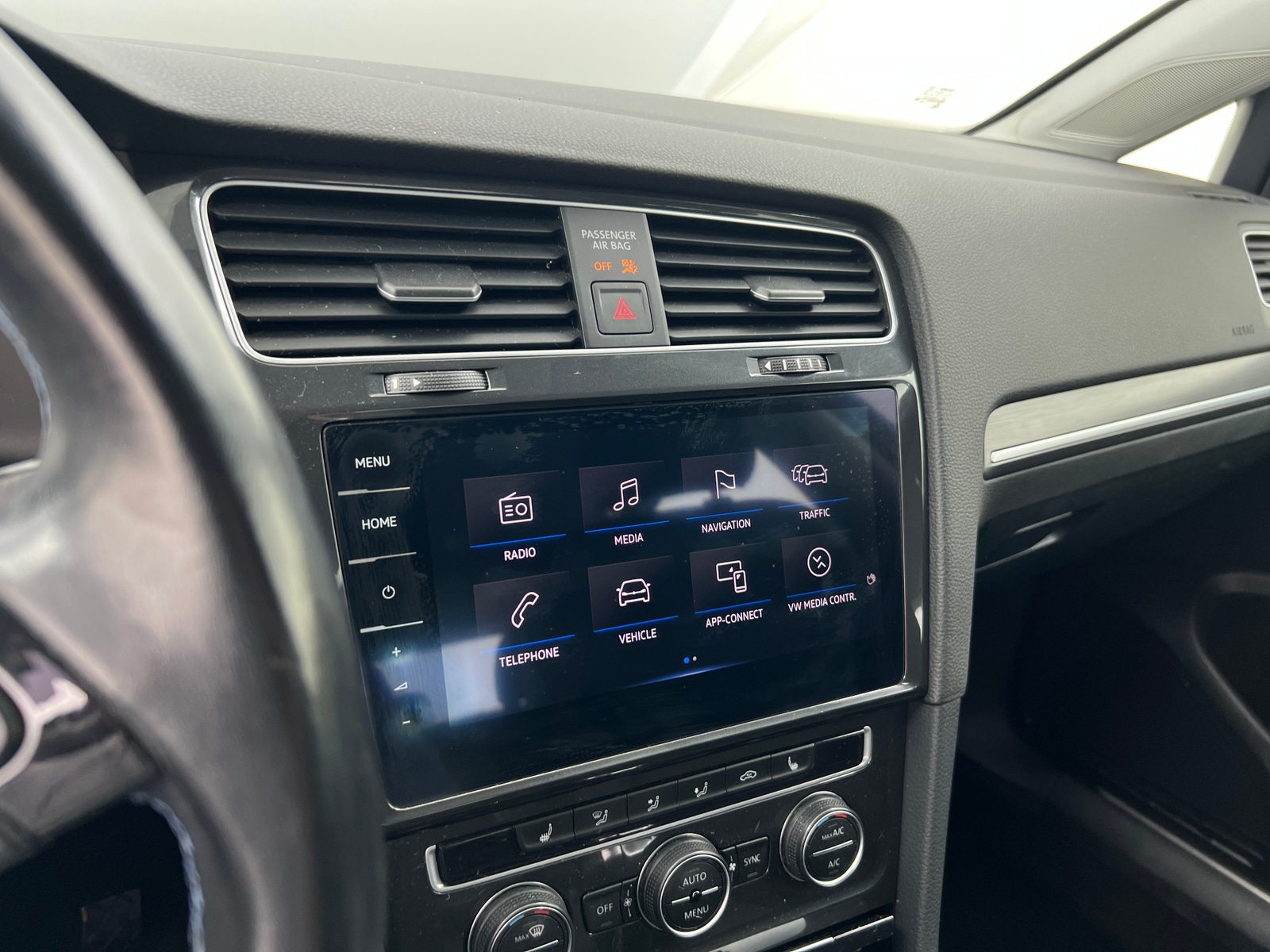 Thumbnail: 2019 Volkswagen e-Golf - 3
